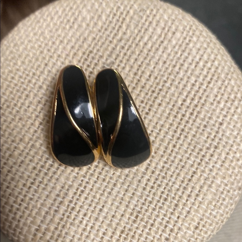 Trifari vintage 90s Black and Gold Earrings